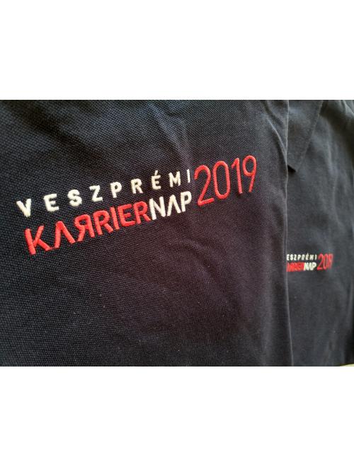 Karrier Nap 2019 Pique póló hímzése